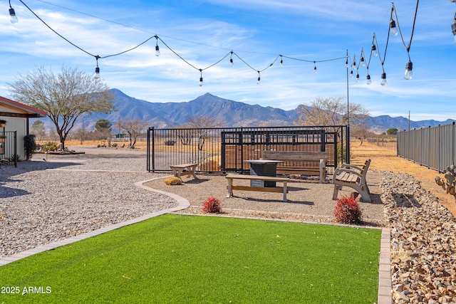 view of yard featuring a mountain view