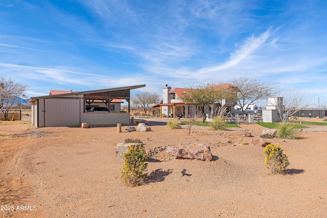 view of yard featuring an outbuilding