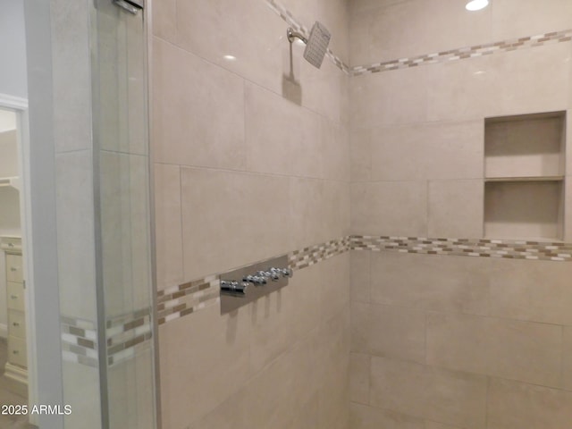 bathroom featuring tiled shower