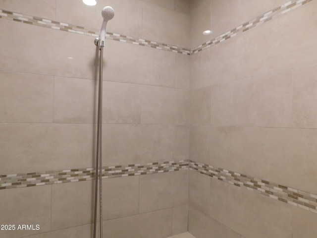 bathroom featuring a tile shower