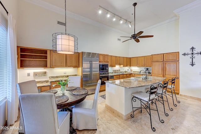 kitchen featuring a high ceiling, black appliances, a sink, ornamental molding, and a ceiling fan