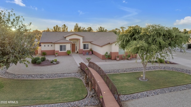 view of front of house featuring a front lawn