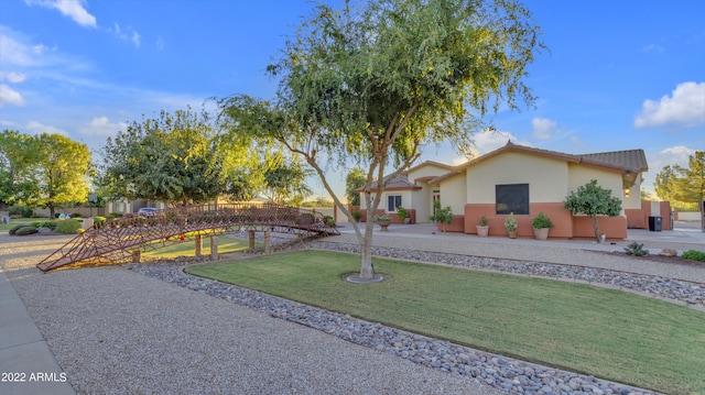 view of front facade featuring a front yard