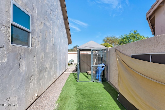 view of yard with an outbuilding