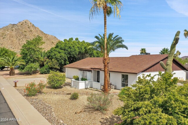 birds eye view of property featuring a mountain view