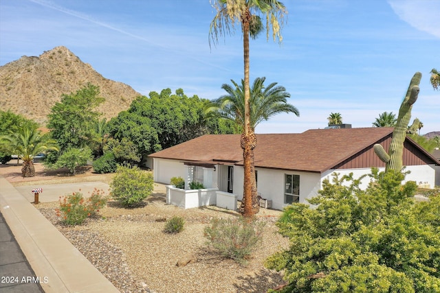 view of front of home with a garage and a mountain view