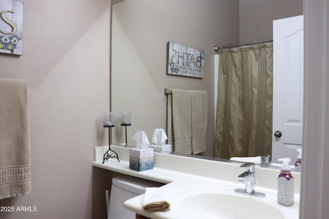 bathroom featuring a shower with curtain, vanity, and toilet