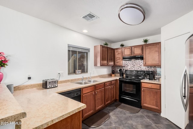 kitchen featuring visible vents, decorative backsplash, a sink, under cabinet range hood, and black appliances