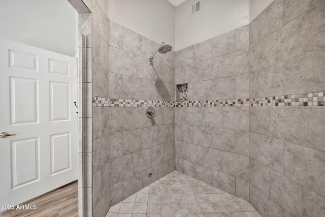 8245 E Bell Rd Unit 133, Scottsdale, AZ 85260 - full bath with tiled shower, visible vents, and wood finished floors
