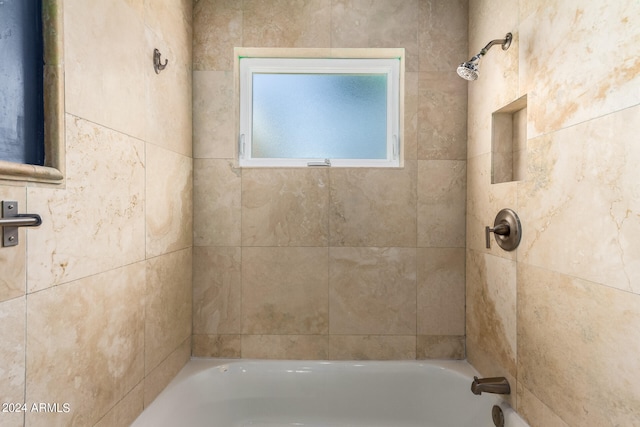 bathroom featuring tiled shower / bath combo