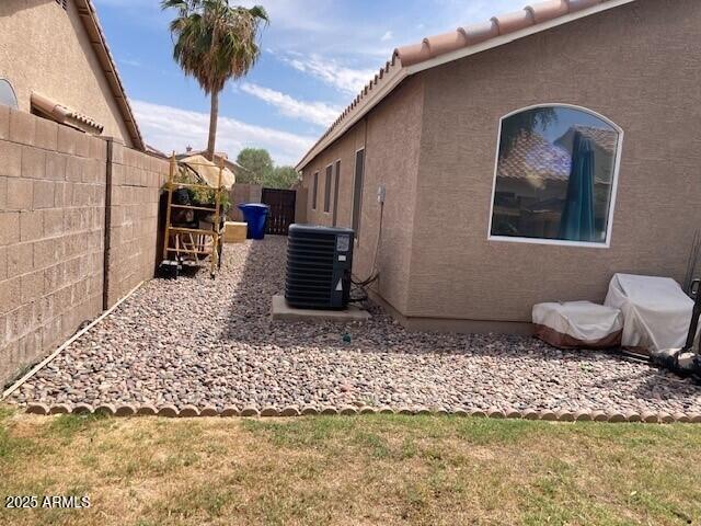 914 W Morelos St, Chandler, AZ 85225 - view of side of home featuring central air condition unit, stucco siding, and a fenced backyard
