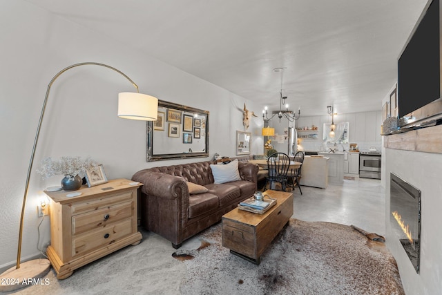 living room with an inviting chandelier