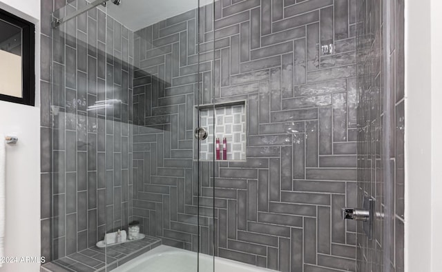 bathroom featuring tiled shower / bath