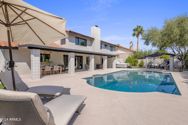 view of swimming pool featuring a jacuzzi, a patio area, and a pergola