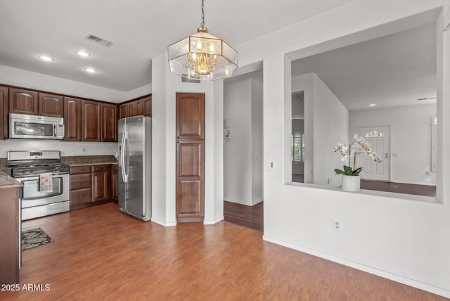 kitchen featuring visible vents, an inviting chandelier, recessed lighting, dark wood-style flooring, and appliances with stainless steel finishes