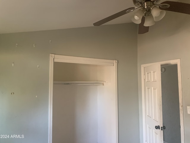 unfurnished bedroom with ceiling fan and a closet