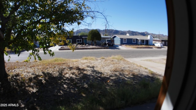 view of yard featuring a mountain view