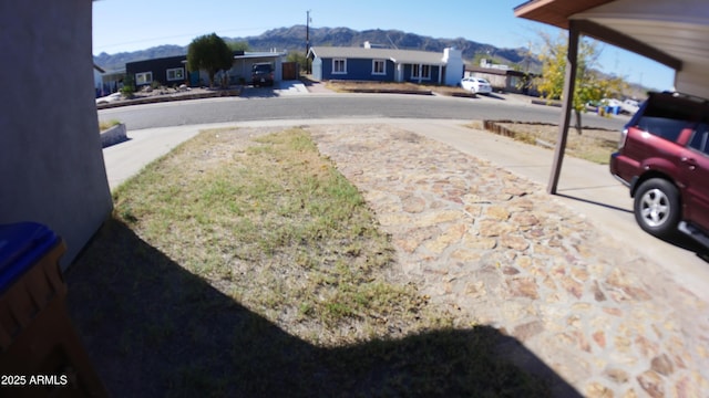 view of yard featuring a mountain view