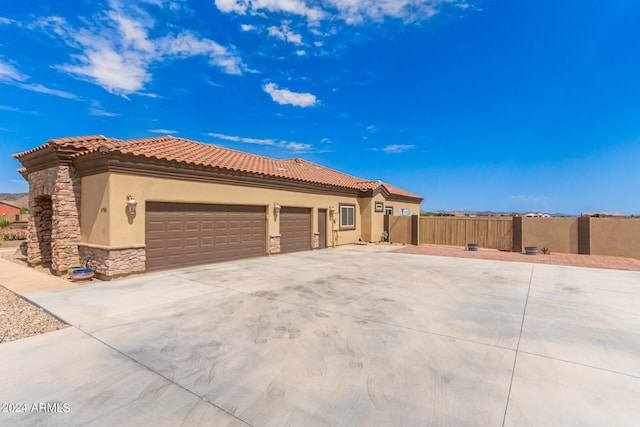 view of front facade featuring a garage