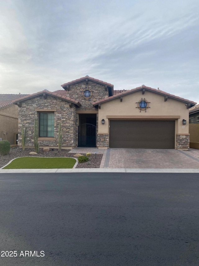 view of front facade featuring a garage