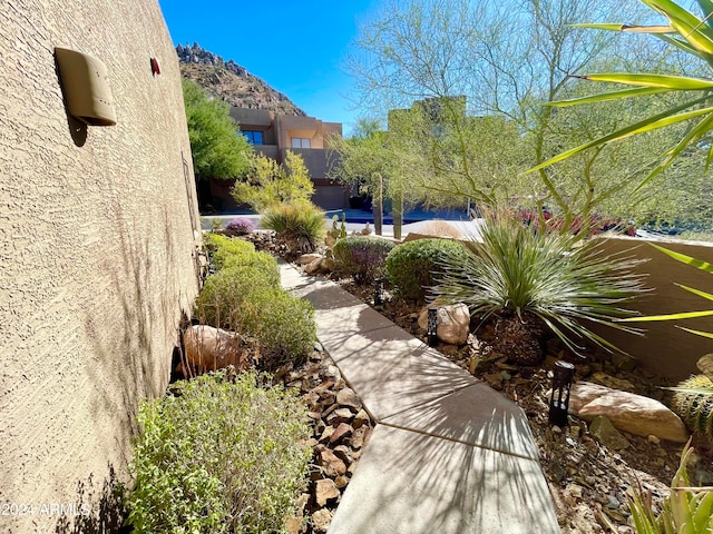 view of yard with a mountain view