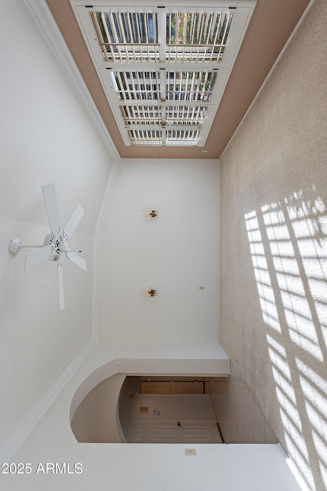 bathroom featuring ceiling fan