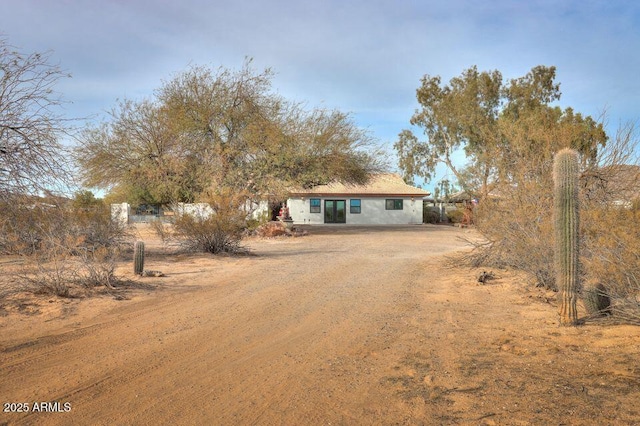 view of front of property featuring dirt driveway