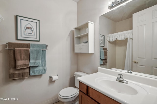 full bathroom featuring toilet, curtained shower, baseboards, and vanity