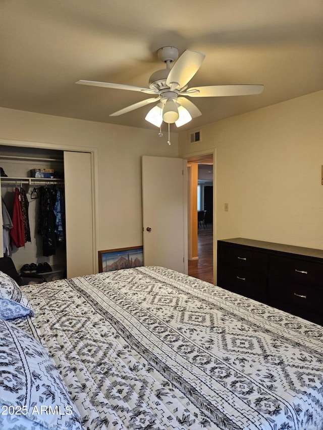 bedroom with visible vents, a ceiling fan, and a closet