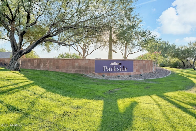 community / neighborhood sign featuring a yard