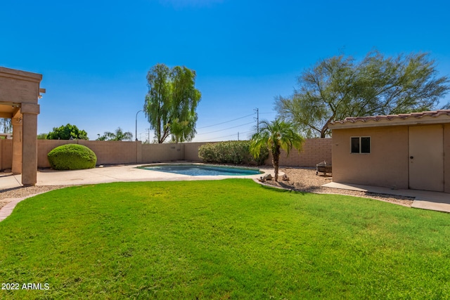 view of yard with a fenced in pool