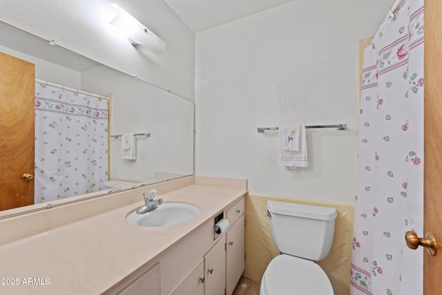 1455 W Kenrick Dr, Wickenburg, AZ 85390 - full bath featuring vanity, a wainscoted wall, curtained shower, and tile walls