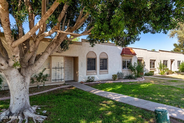 view of front facade with a front yard