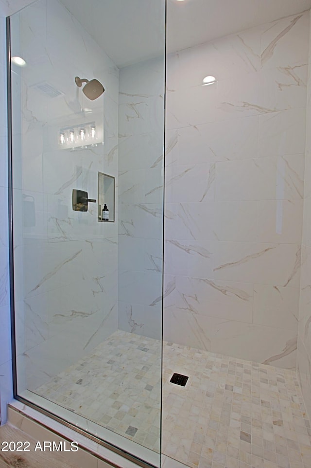 bathroom featuring tiled shower