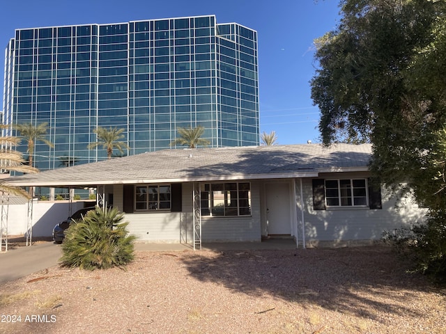 view of front facade featuring a carport