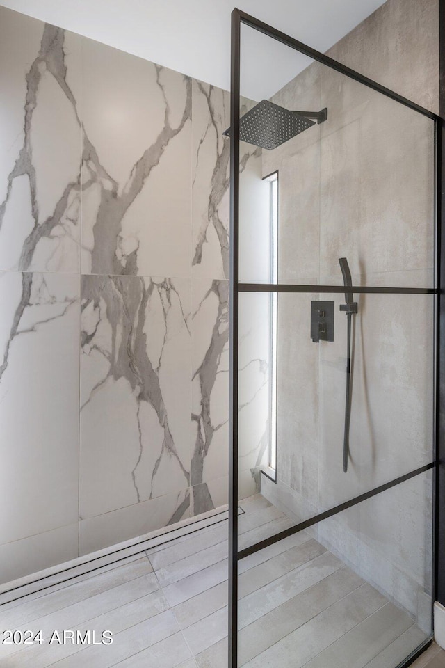 bathroom featuring a tile shower