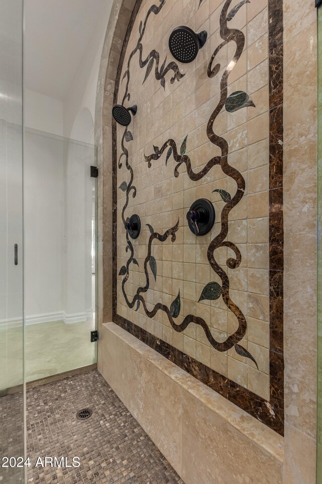 bathroom featuring a tile shower