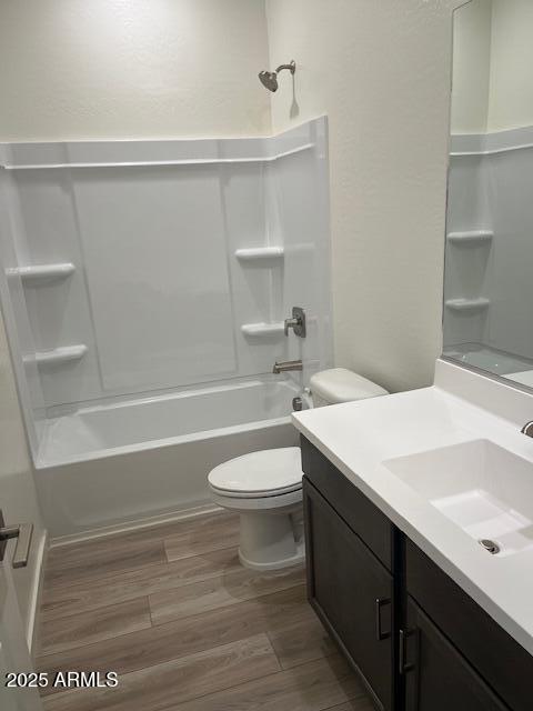 640 S Maricopa Rd, Florence, AZ 85132 - full bathroom featuring vanity, toilet, tub / shower combination, and wood finished floors