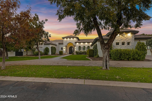 view of front facade featuring a lawn