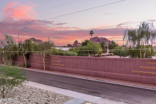 view of yard at dusk