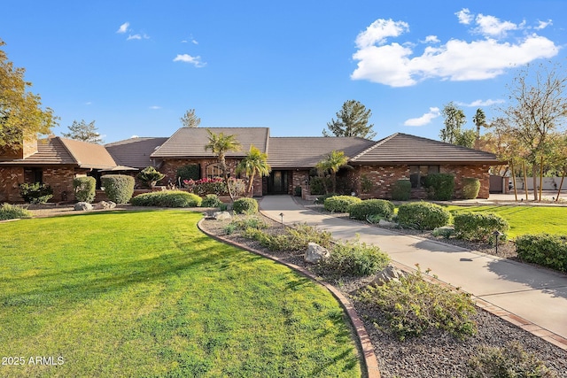 single story home with a front lawn