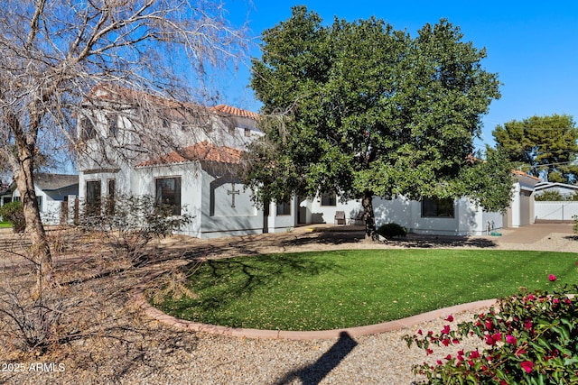 view of front facade with a front yard