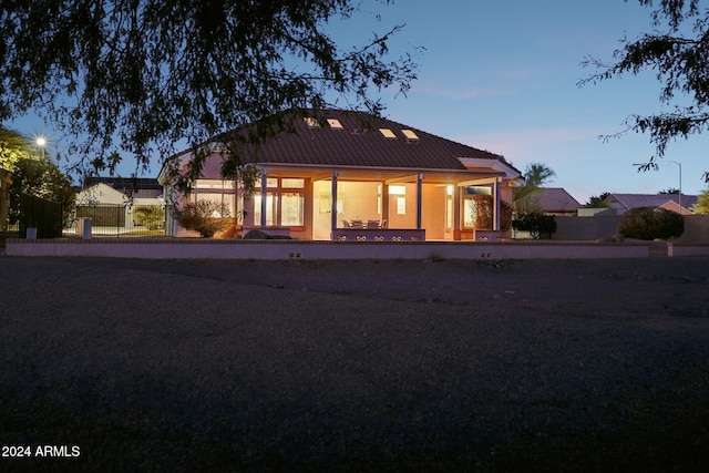 view of front facade featuring a fenced front yard