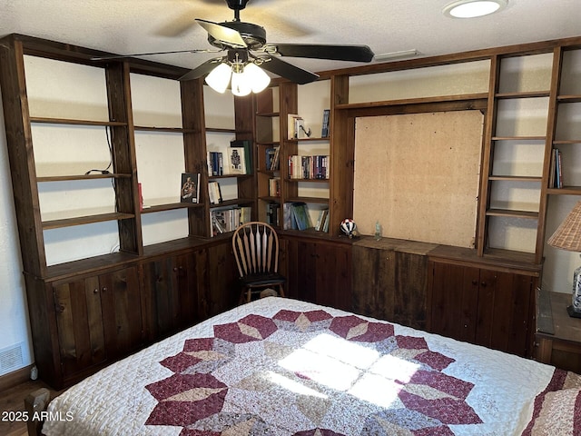 bedroom featuring ceiling fan, a textured ceiling, and a closet