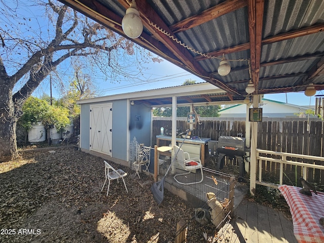 view of yard featuring an outdoor structure