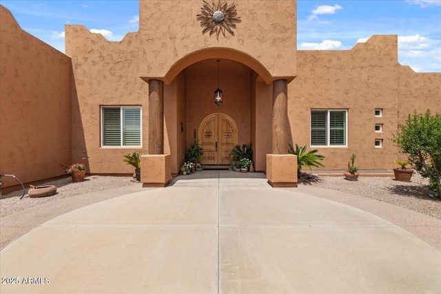 9435 E Hobart Cir, Mesa, AZ 85207 - view of exterior entry with curved driveway and a patio
