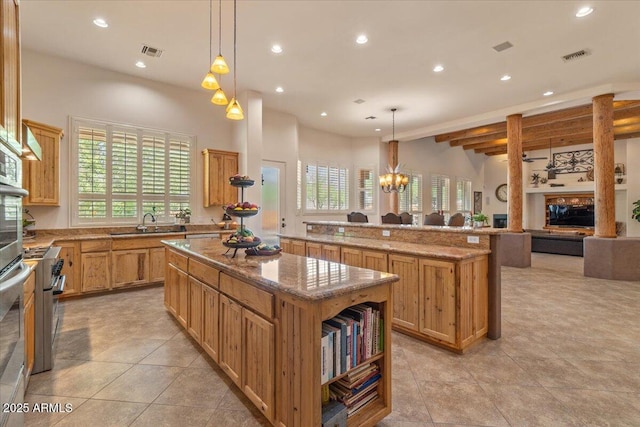 9435 E Hobart Cir, Mesa, AZ 85207 - kitchen featuring a center island, a sink, recessed lighting, healthy amount of natural light, and open floor plan