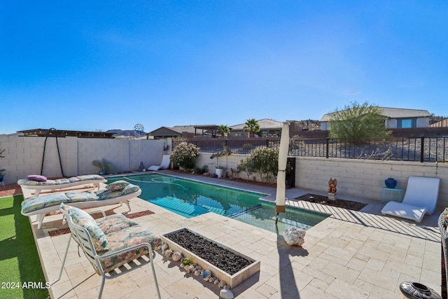 view of swimming pool featuring a patio area and a jacuzzi