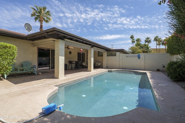 7714 N 17th Pl, Phoenix, AZ 85020 - view of swimming pool featuring fence, a fenced in pool, a patio, and ceiling fan