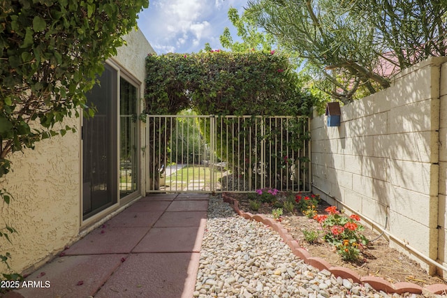 7714 N 17th Pl, Phoenix, AZ 85020 - exterior space featuring fence and a gate